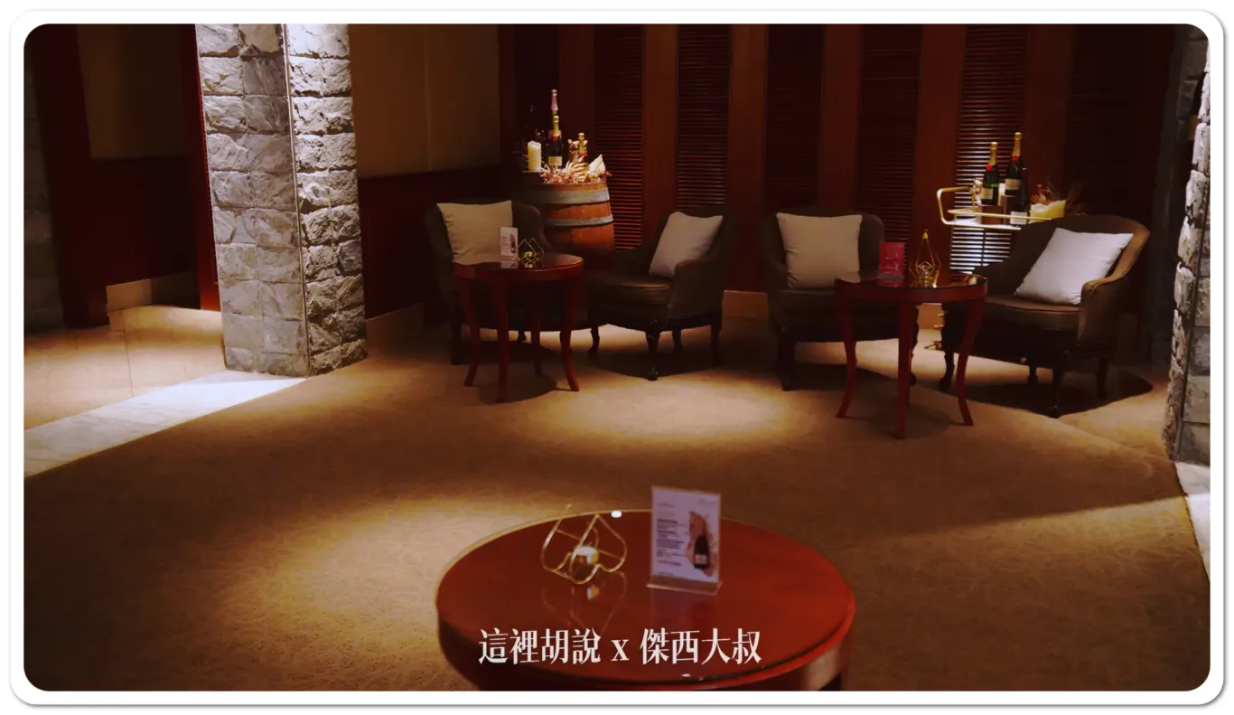 也有比較小的沙發區彼此距離保有社交間格 也有比較小的沙發區彼此距離保有社交間格