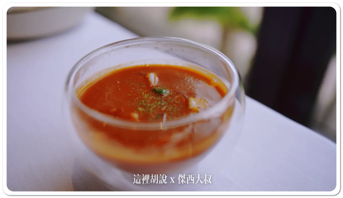 君悅飯店 寶艾西餐廳 BELAIR 米其林必比登 威廉主廚創新菜色 讓傑西懷念的五星服務:湯品:法式馬賽海鮮湯、油封海鮮 君悅飯店 寶艾西餐廳 BELAIR 米其林必比登 威廉主廚創新菜色 讓傑西懷念的五星服務:湯品:法式馬賽海鮮湯、油封海鮮