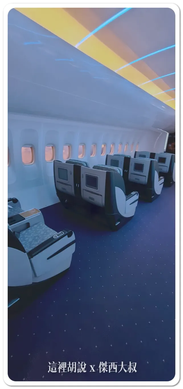 目前已經不在使用的長榮航空的桂冠艙(商務艙)原先安裝在747-400 以及早期部分少許的777機隊上面是現在的777皇璽桂冠艙的前一代商務艙產品 目前已經不在使用的長榮航空的桂冠艙(商務艙)原先安裝在747-400 以及早期部分少許的777機隊上面是現在的777皇璽桂冠艙的前一代商務艙產品