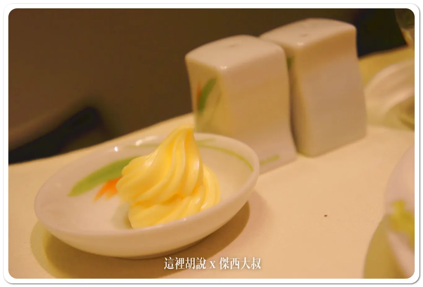 連奶油都很很精緻，附帶一提，桂冠艙的餐具都是陶瓷的，不會看到塑膠的