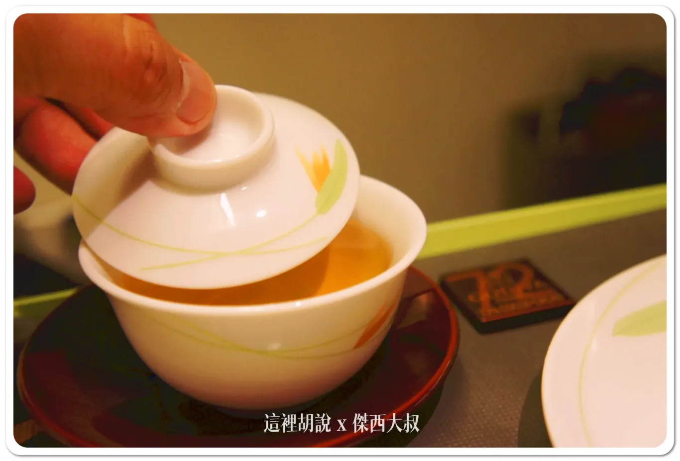 另外再加上一片GODIVA的巧克力 以上是輕晚餐的部分(台北西雅圖起飛時間十一點 大約是在十二點供餐) 接下來的就是早餐啦