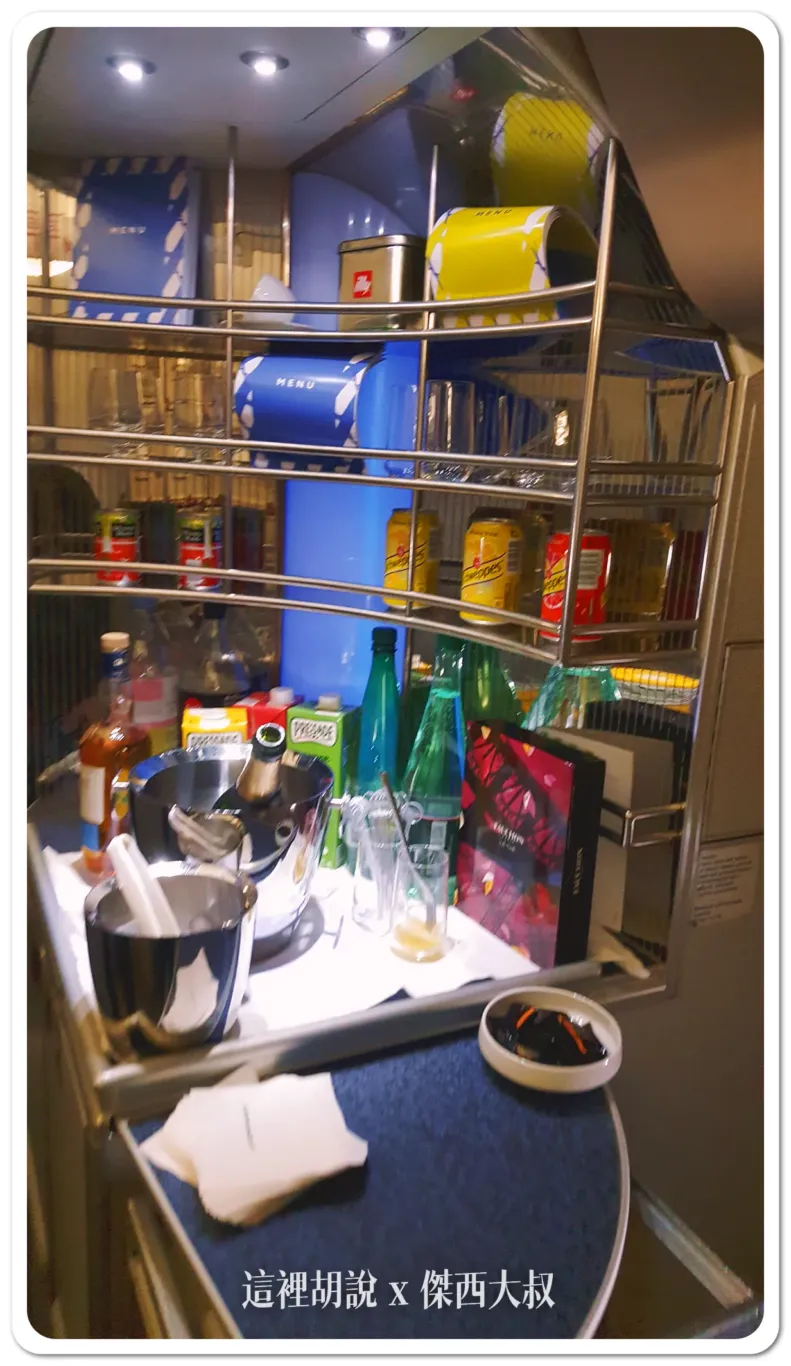 飛行當中擺出來的自助吧台喝酒不開車 開車不喝酒 未滿十八歲請勿飲酒 飛行當中擺出來的自助吧台喝酒不開車 開車不喝酒 未滿十八歲請勿飲酒