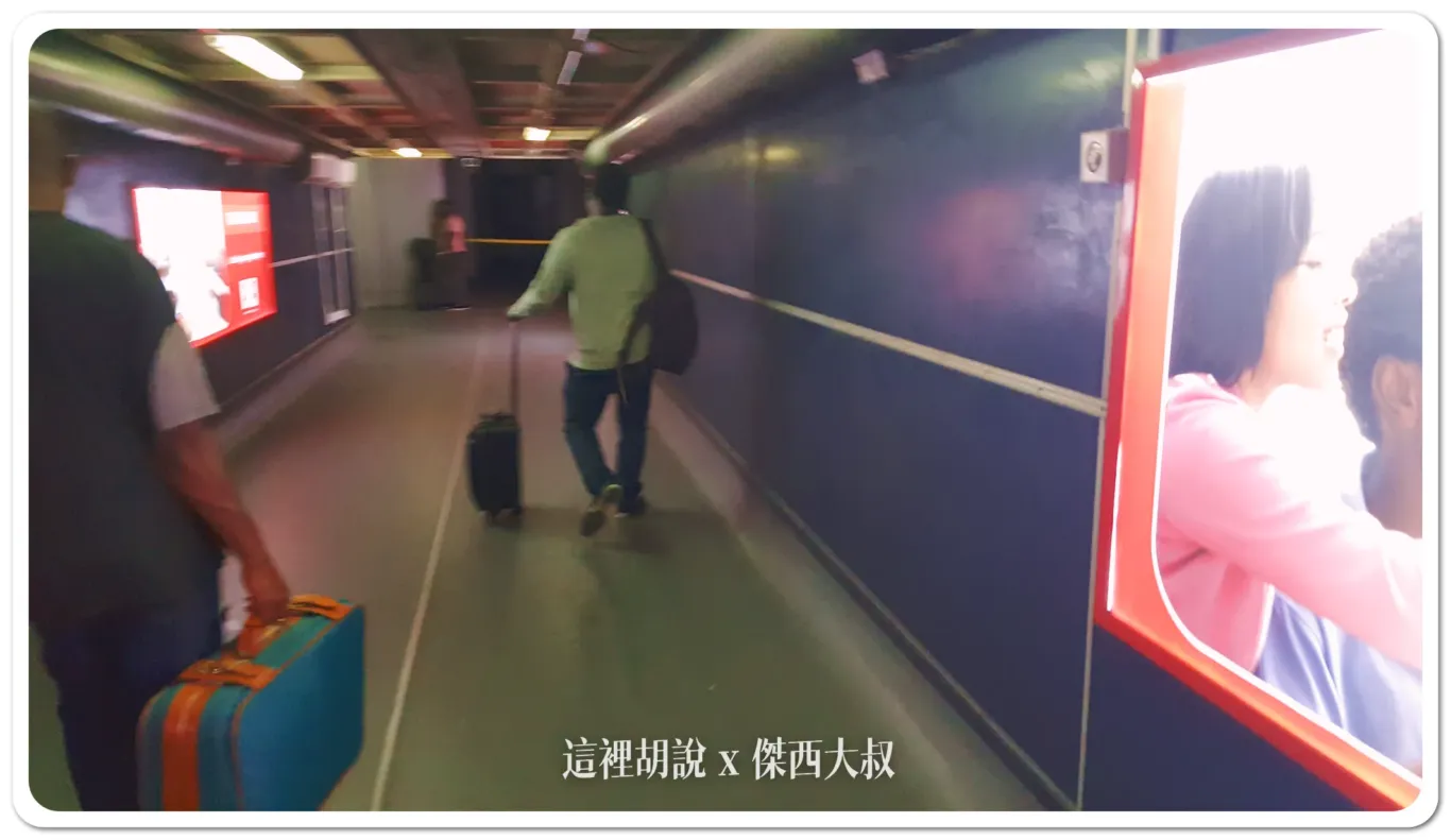有非常復古的空橋,他的登機順序非常奇怪,過了安檢,到了登機門還要進行一個非常沒意義的安檢導致整個登機流程要超過一個小時 有非常復古的空橋,他的登機順序非常奇怪,過了安檢,到了登機門還要進行一個非常沒意義的安檢導致整個登機流程要超過一個小時