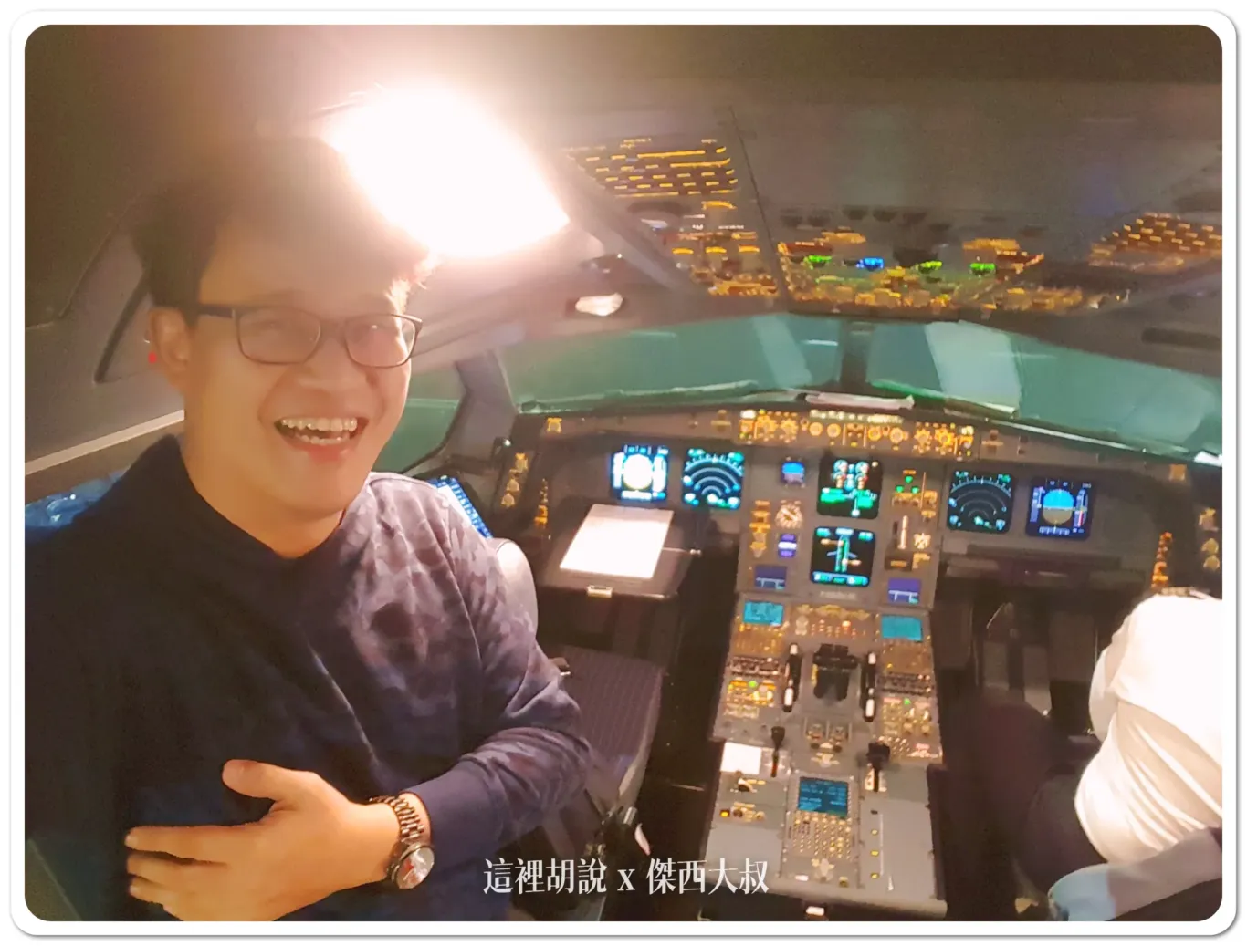 因為登機還要一個一個檢查手提行李所以登機四度非常的慢,慢到傑西都可以時間可以問駕駛可不可以進來拍照(外籍航空只要經過許可就可以進入駕駛艙) 因為登機還要一個一個檢查手提行李所以登機四度非常的慢,慢到傑西都可以時間可以問駕駛可不可以進來拍照(外籍航空只要經過許可就可以進入駕駛艙)