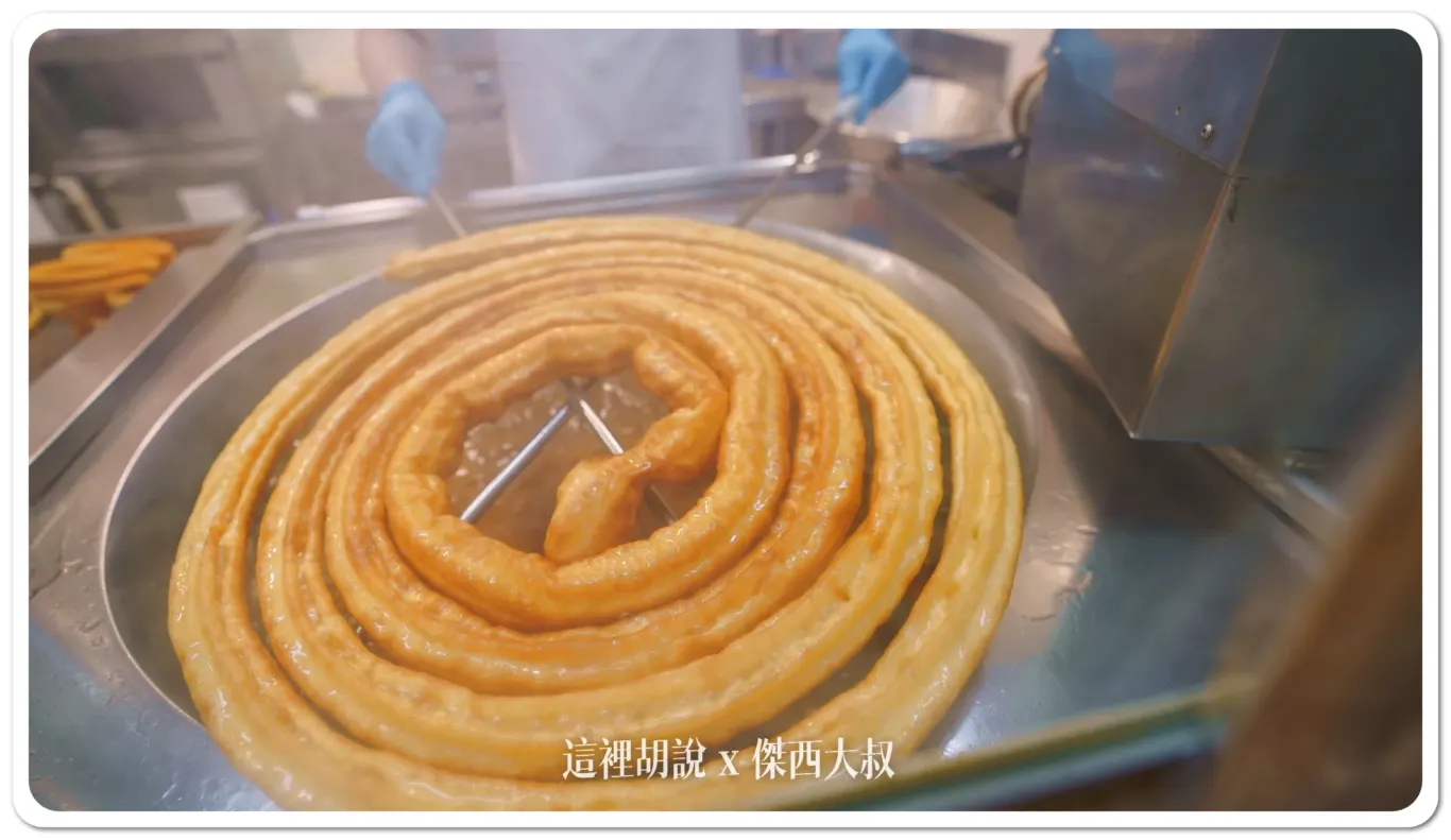 現炸的油條現場製作