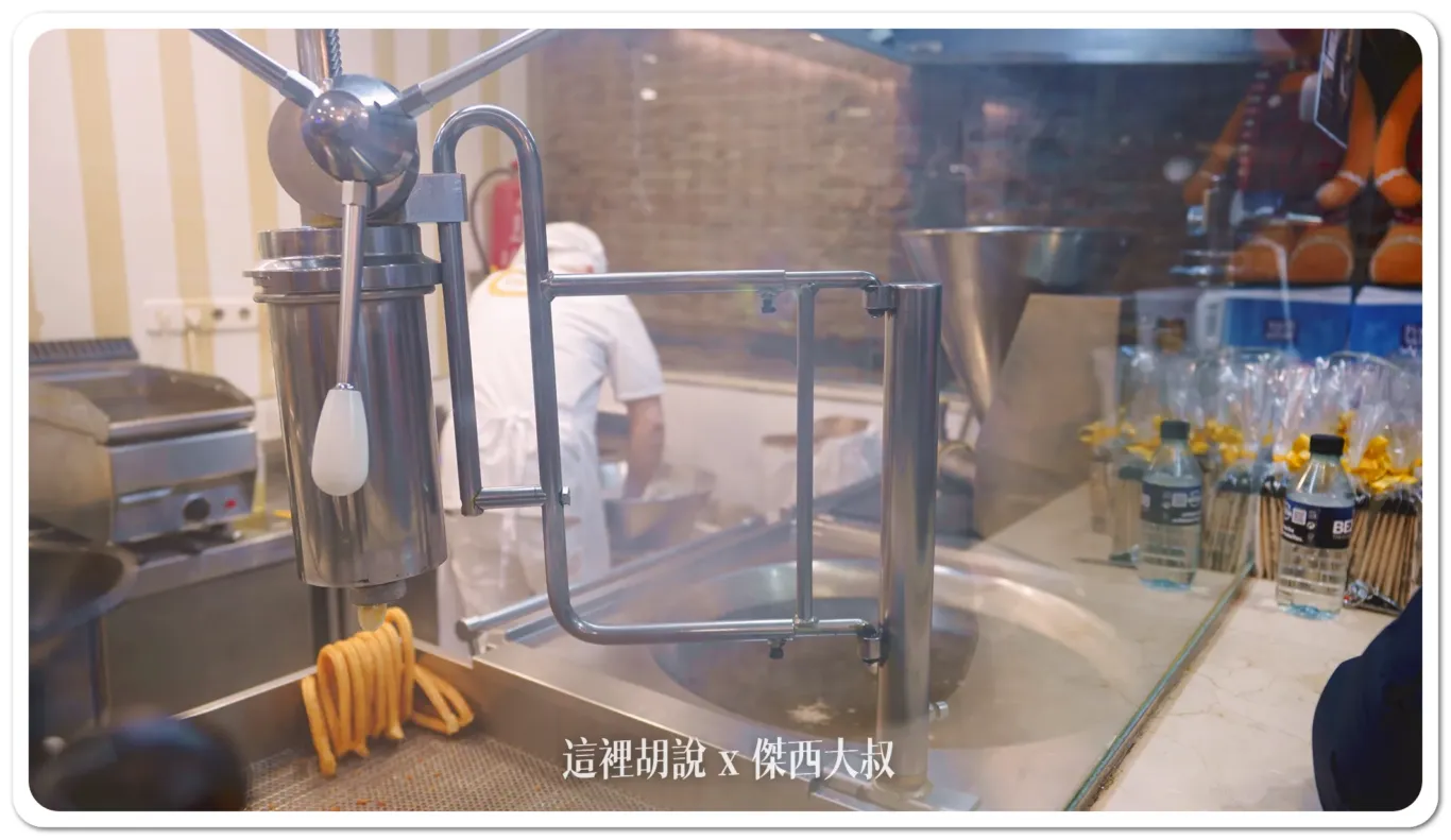 這是他們擠油條的工具