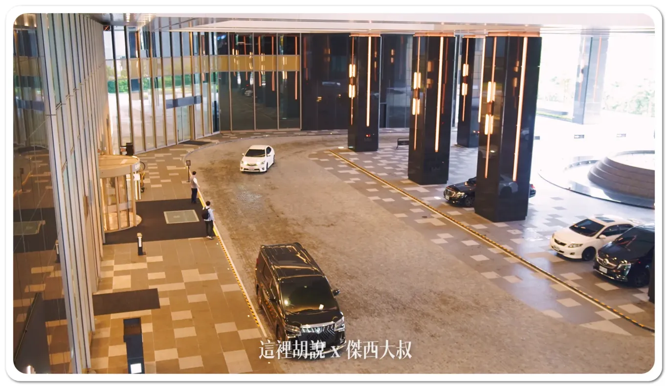The entrance area has a super wide driveway. It's really spacious, giving you plenty of room to pull up or turn your car around. Makes arriving at the hotel feel pretty grand.
