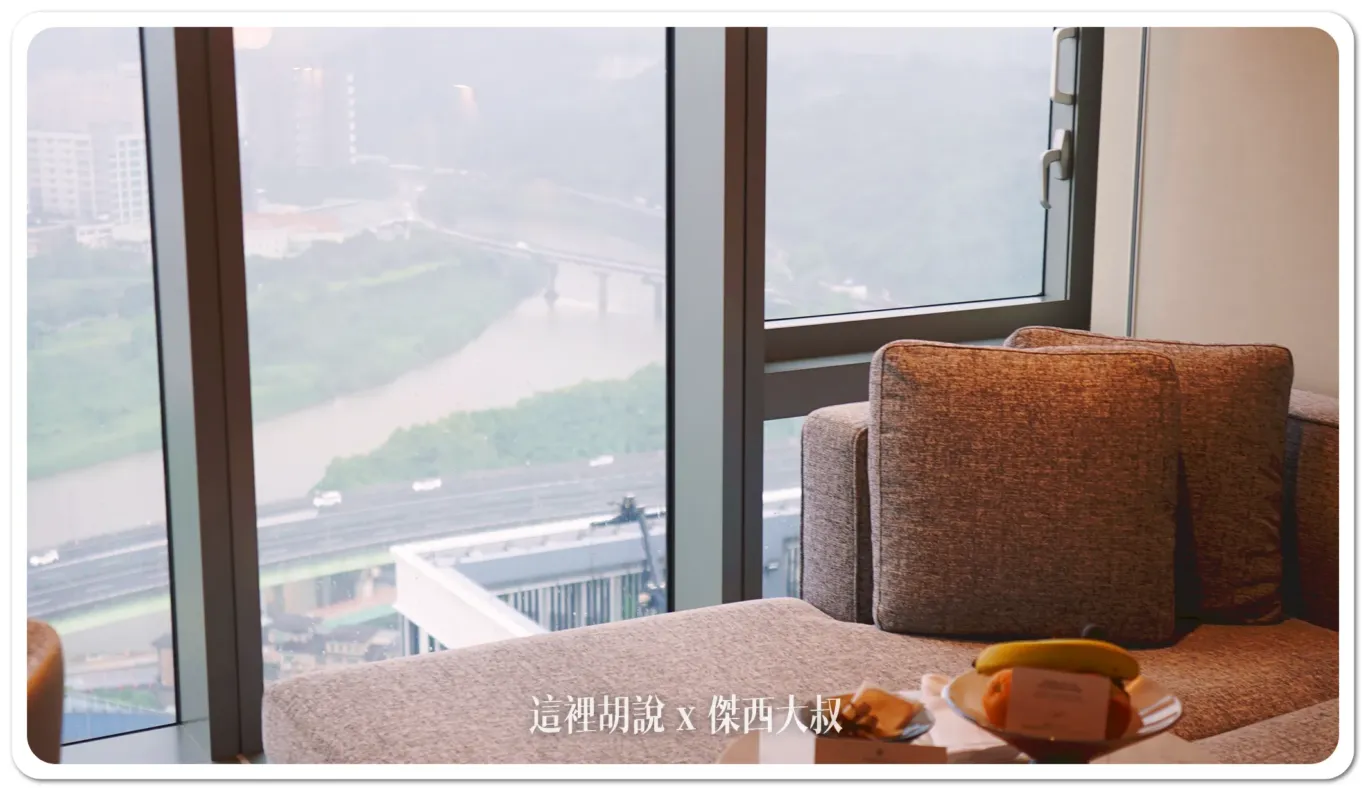 The whole floor-to-ceiling window gives you a great view of the Keelung River.