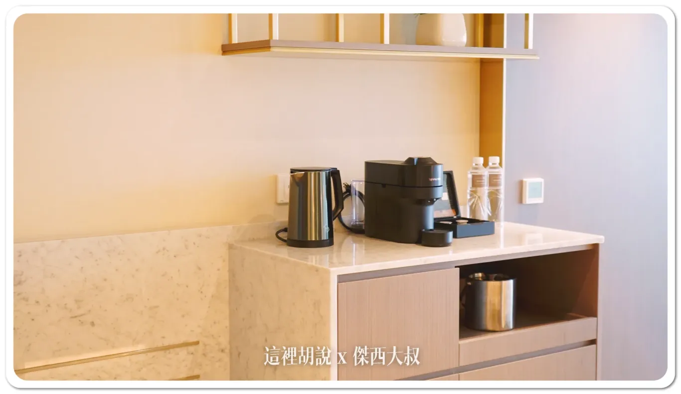 A coffee machine and electric kettle are provided.