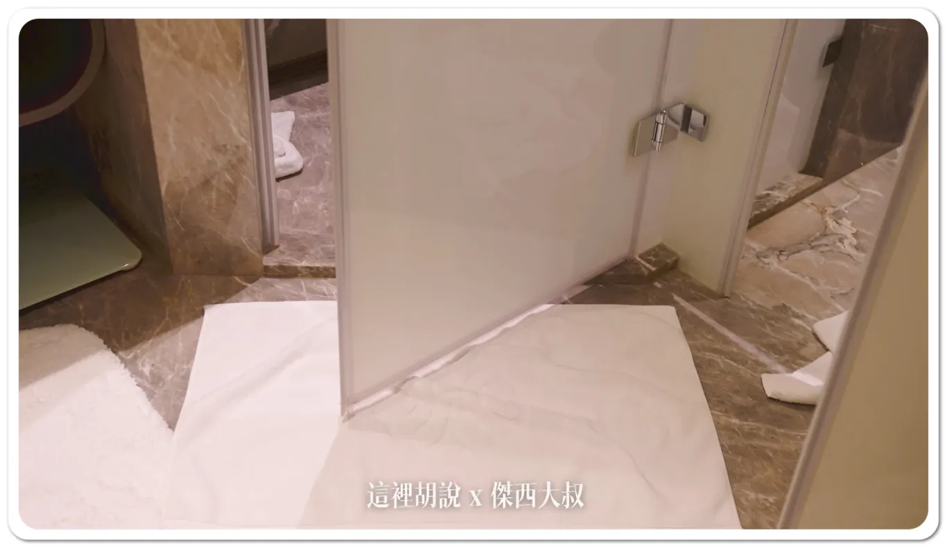 A neat little detail - it doesn't get caught on the bathroom mat when you open the shower door. It's one of those small things that make a big difference.