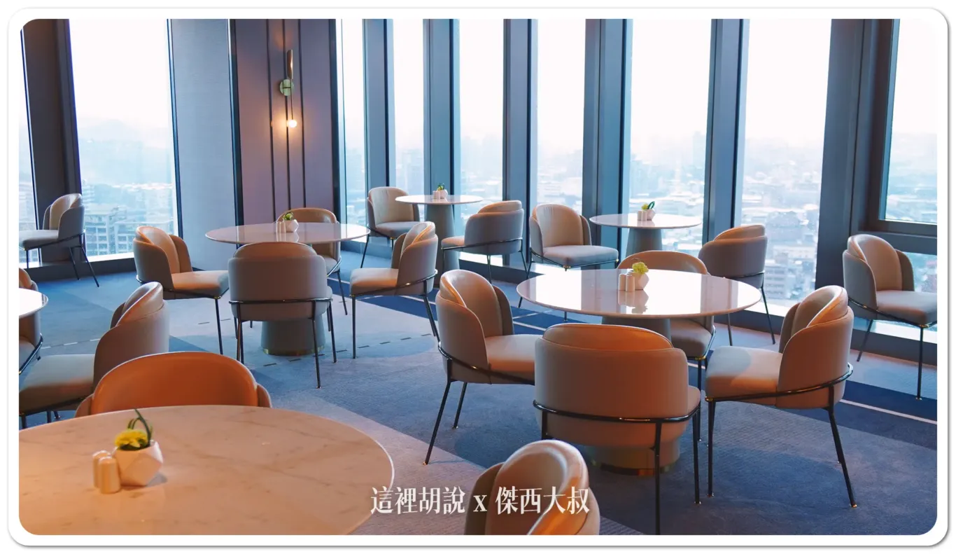 The floor-to-ceiling windows give you an awesome view of the whole Taipei city.