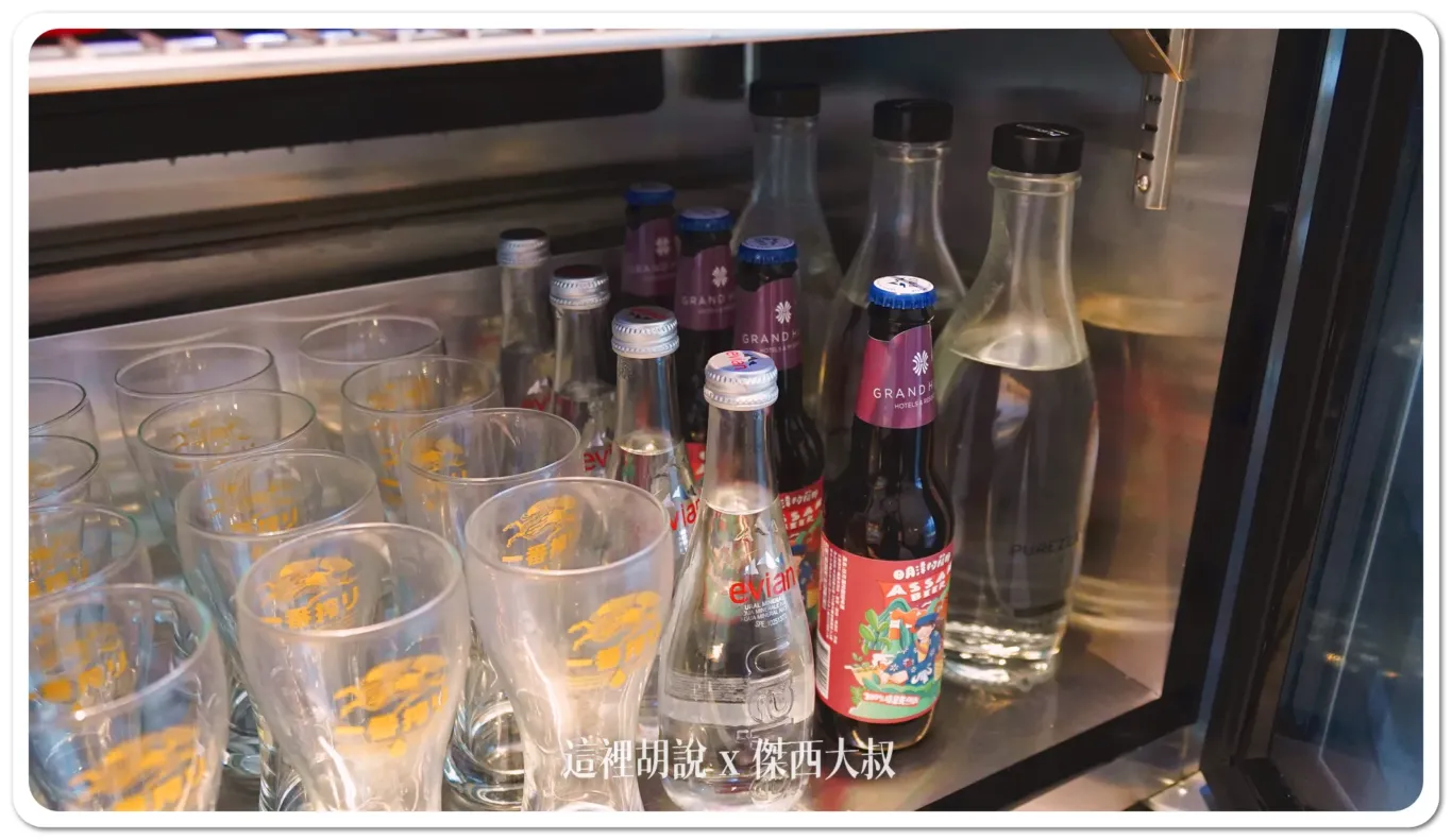 There's sparkling water and ice buckets.