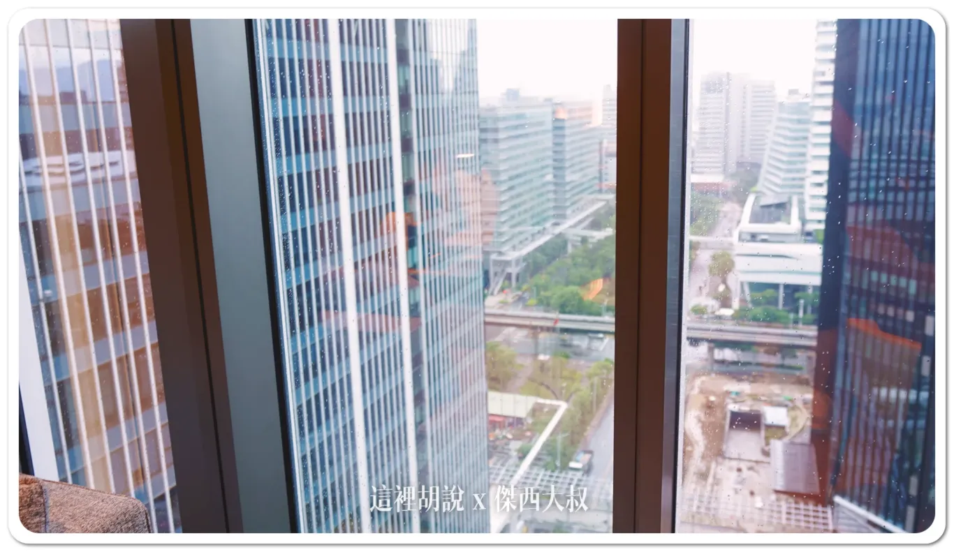 Rooms 21-14 face the other way, looking out over the Nangang Business Park. From there, you can see all the way to central Taipei.