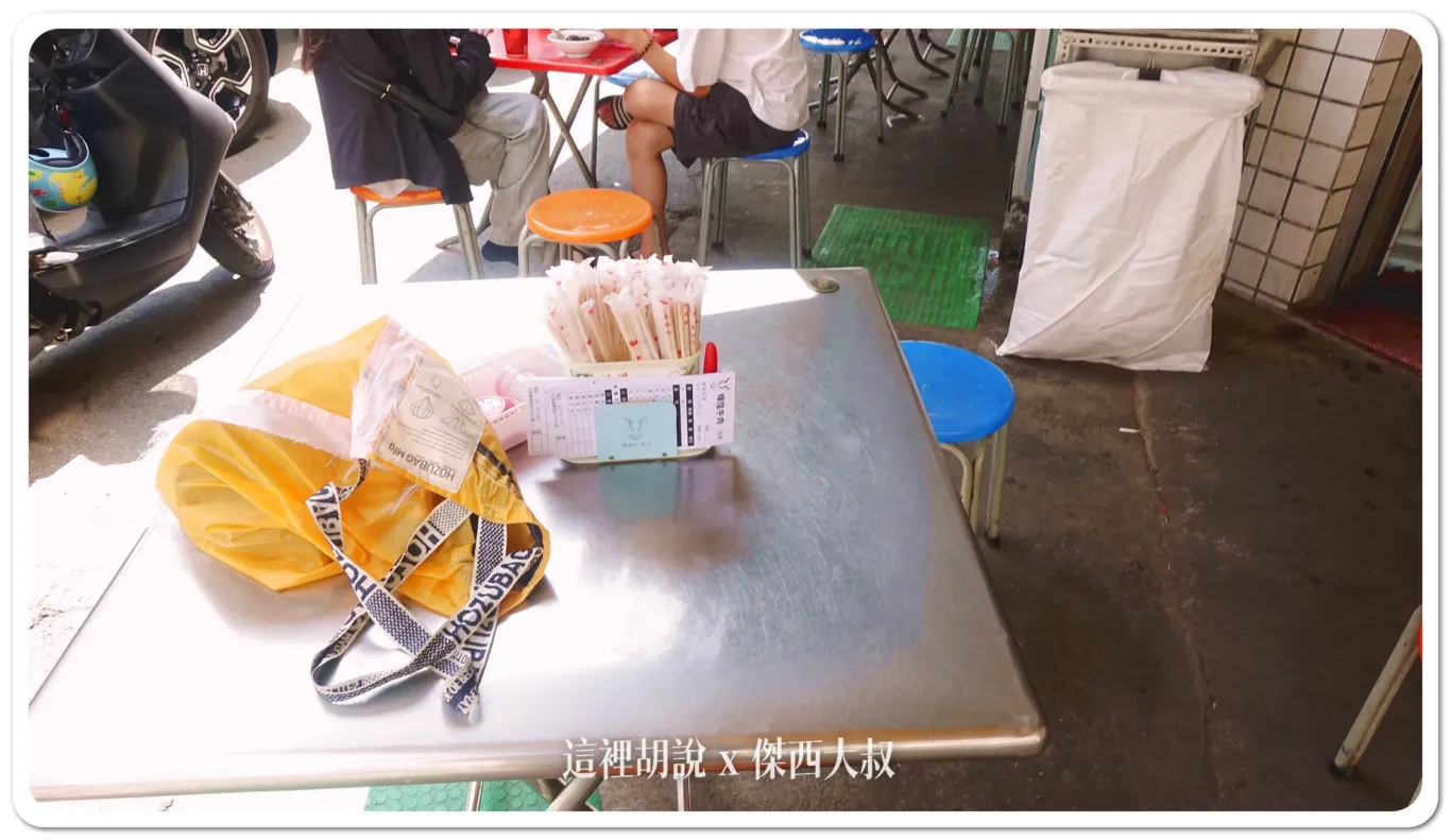 都是戶外的座位，沒有冷氣