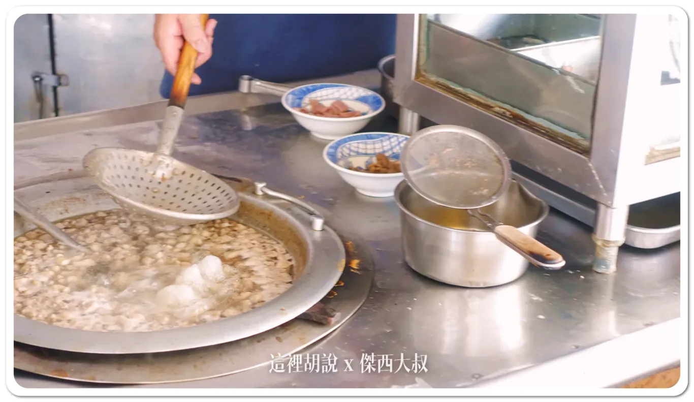 老闆就用這個滾燙燙的高湯在燙牛肉