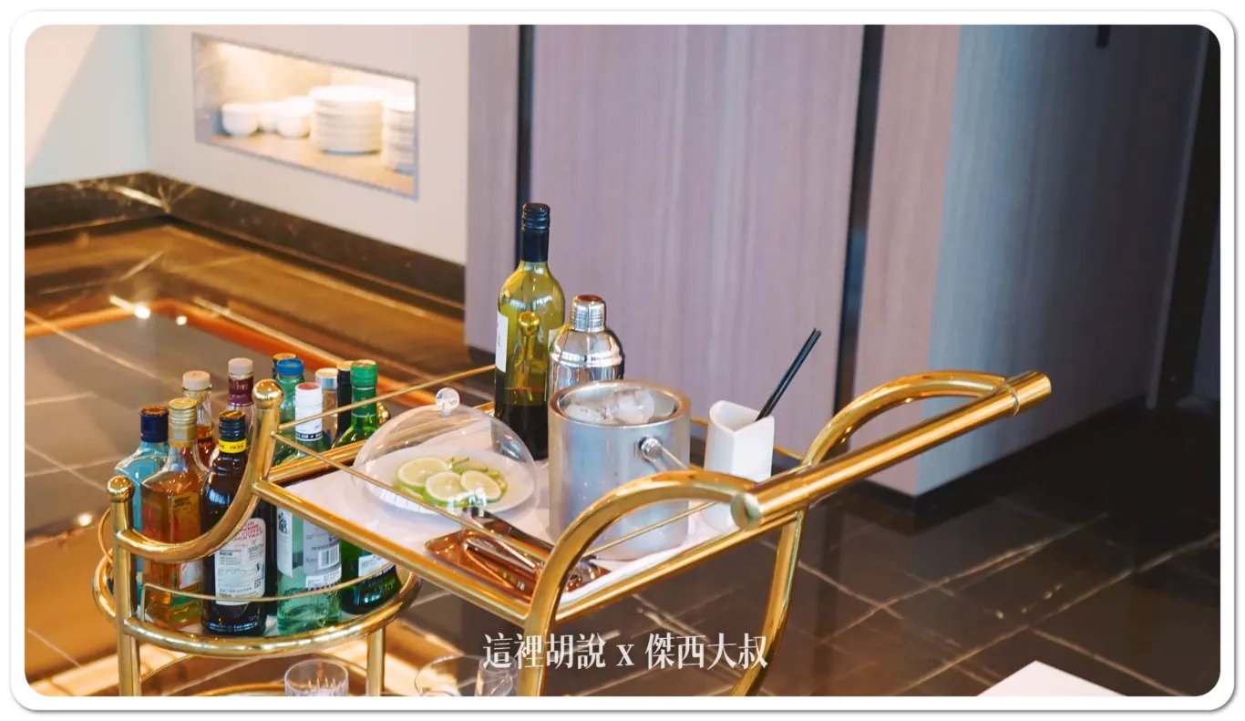 HAPPY HOUR時段的調酒推車喝酒不開車 開車不喝酒 未滿十八歲請勿飲酒