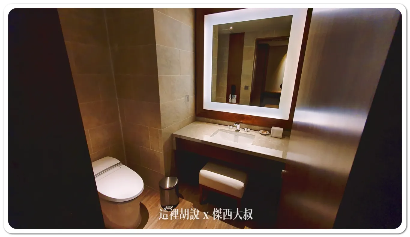 位於大門旁邊的訪客洗手間