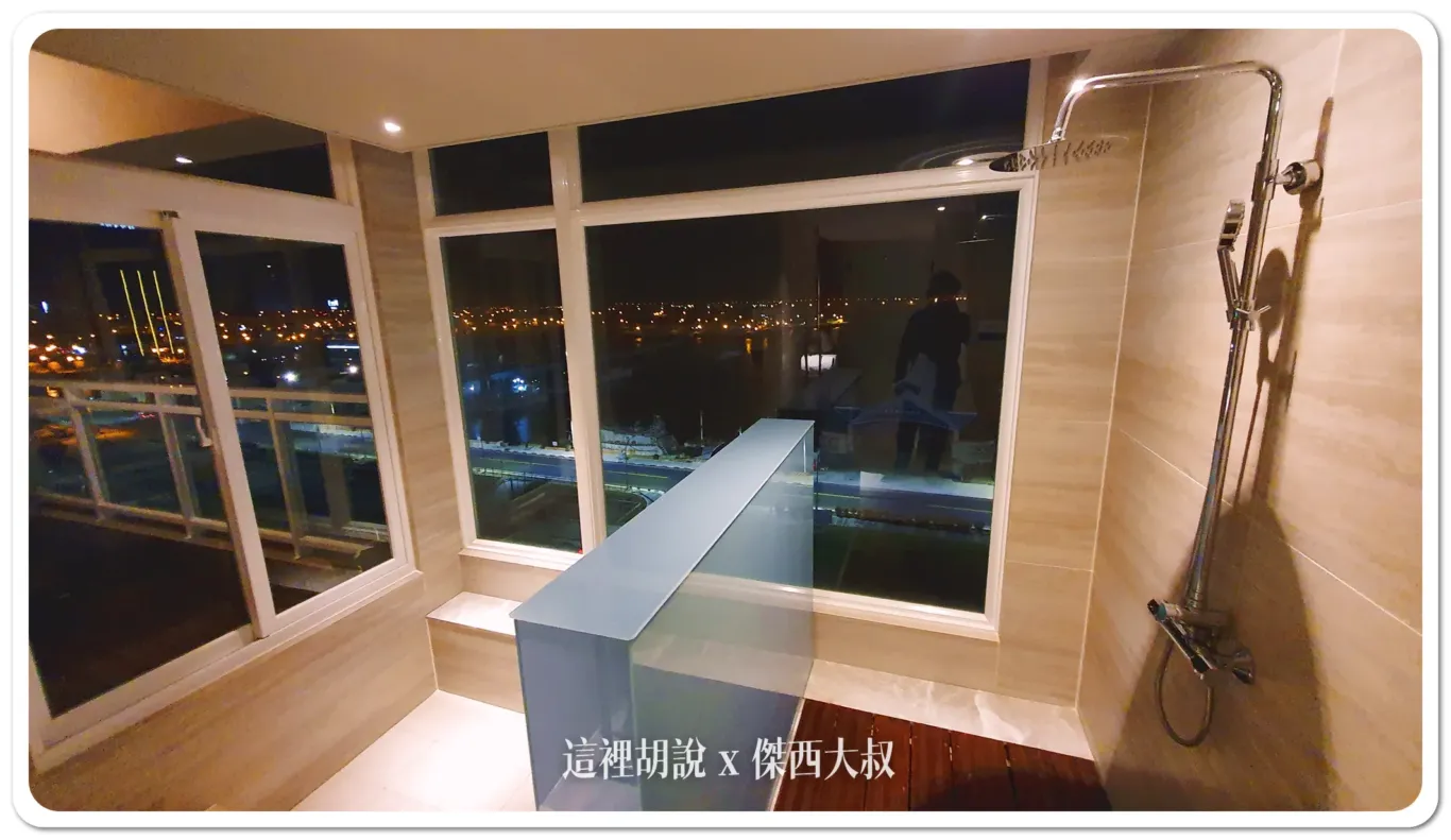 浴室裡面是有海景的浴缸跟花灑可以舒服的泡湯