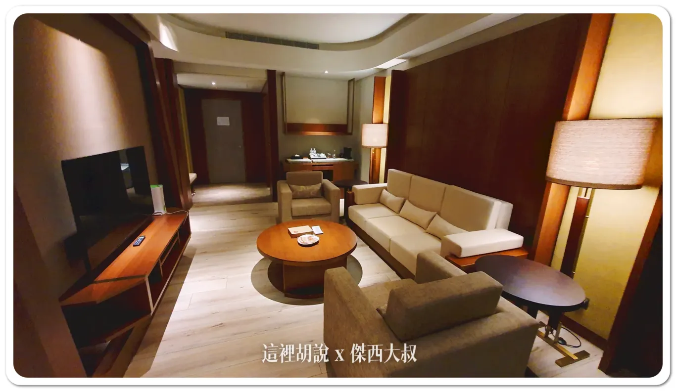 客廳另外一個方向有一個小吧檯 蠻舒服的