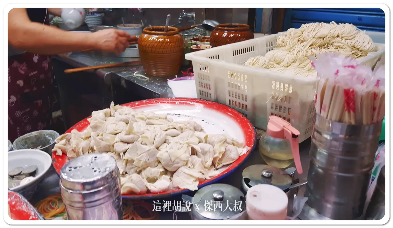 老闆包餛飩的速度真的非常快