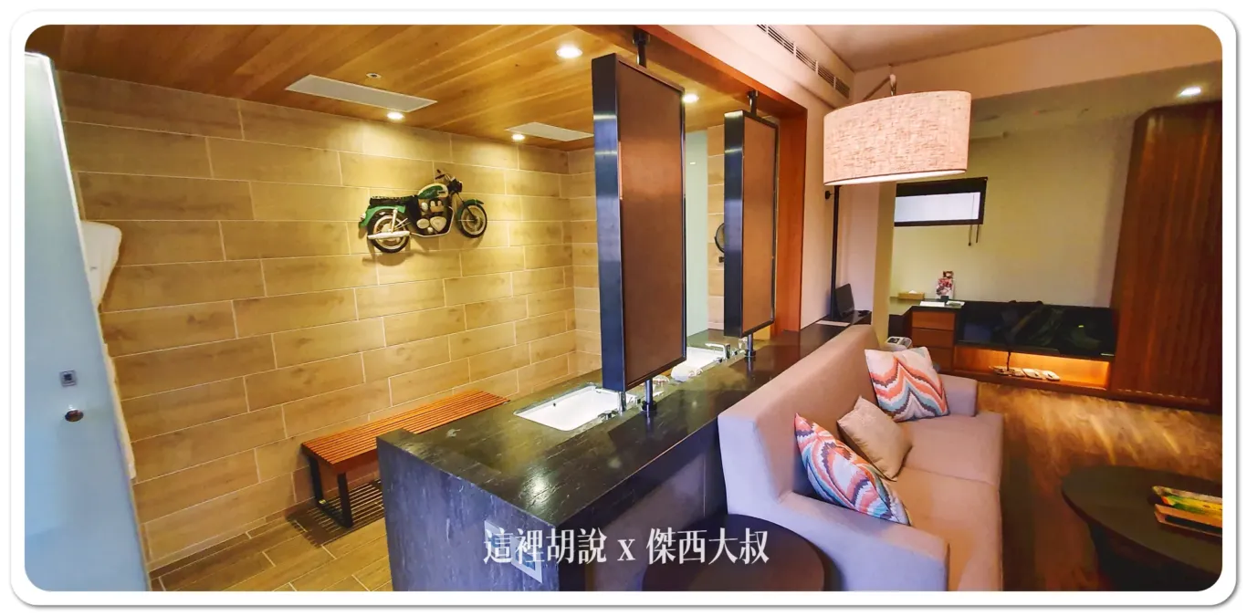 洗手台區域非常大，設有兩個臉盆，備品相當齊全