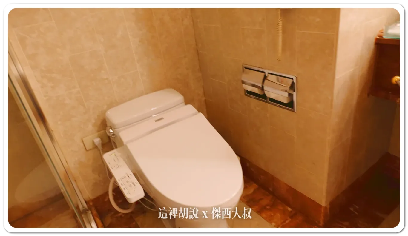 馬桶看樣子已經換成TOTO免治馬桶因為現在的觀光局星級旅館規定都必須使用免治馬桶馬桶看樣子已經換成TOTO免治馬桶