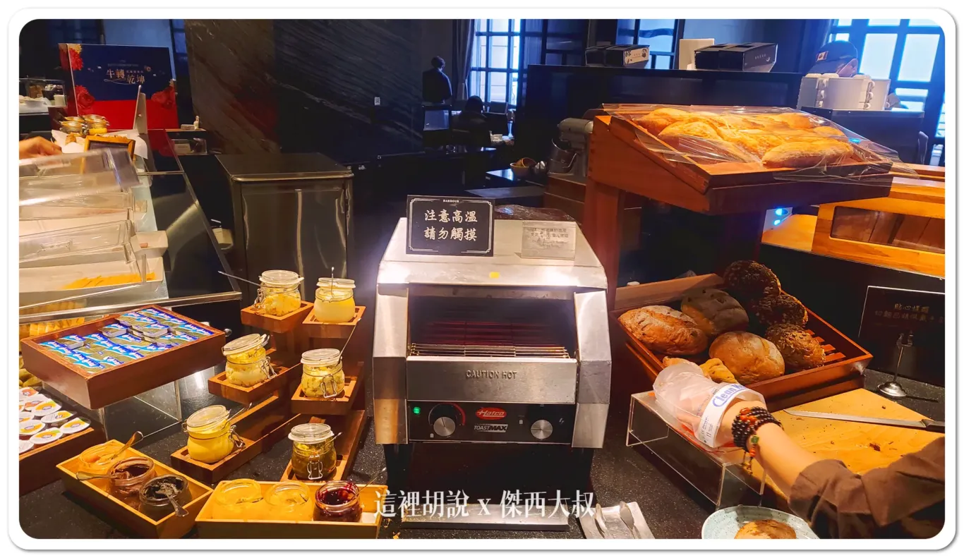 華信環台飛行 Day 3 飯店 高雄漢來飯店  維護得非常好的高雄老字號飯店：自助餐廳