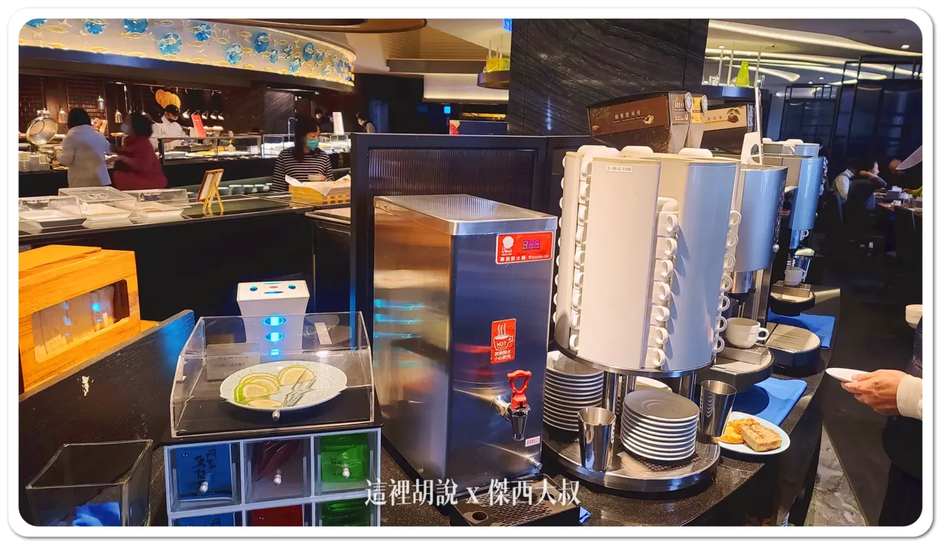 華信環台飛行 Day 3 飯店 高雄漢來飯店  維護得非常好的高雄老字號飯店：自助餐廳