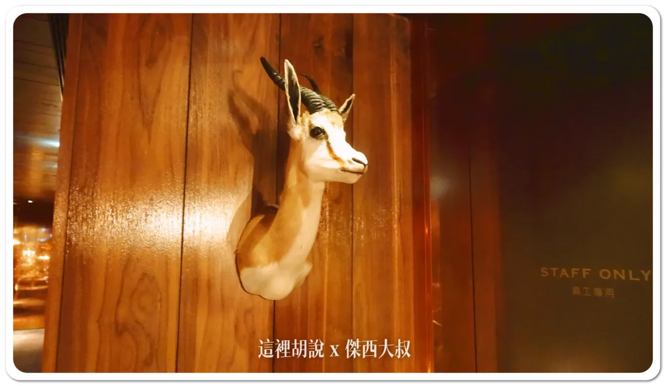 每個電梯出口都有這樣的動物雕塑