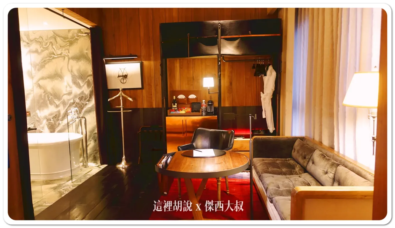 因為是在角落的關係 所以房型比較狹長 也因為這樣的關係 所以也設置了兩台電視讓你在起居區域可以看的到