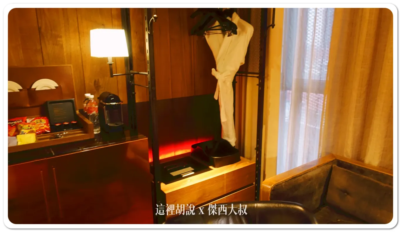 MINIBAR的右邊是衣櫥裡頭有拖鞋跟紙袋（比較高級的飯店才會在房間放飯店的提袋歐）