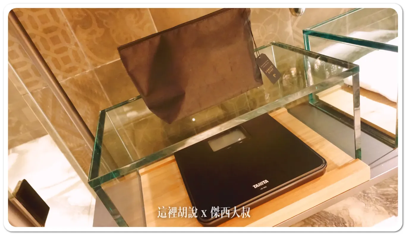 吹風機跟體重計在洗手台下方