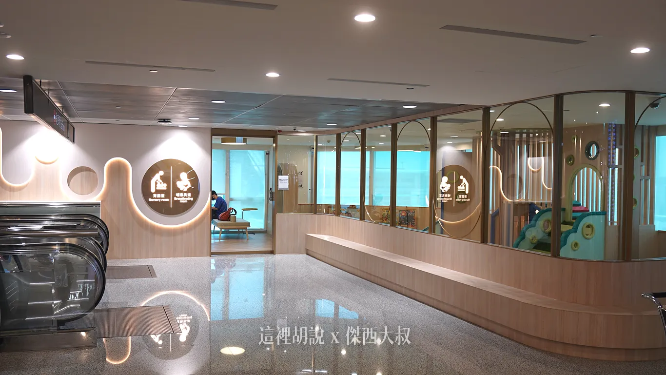 二航通過證照查驗之後右轉之後,往C5登機門的方向走位於C5免稅店的後方,左邊的電梯是轉機旅客從入境層完成檢查之後上樓的樓梯,一般旅客無法下樓 二航通過證照查驗之後右轉之後,往C5登機門的方向走位於C5免稅店的後方,左邊的電梯是轉機旅客從入境層完成檢查之後上樓的樓梯,一般旅客無法下樓