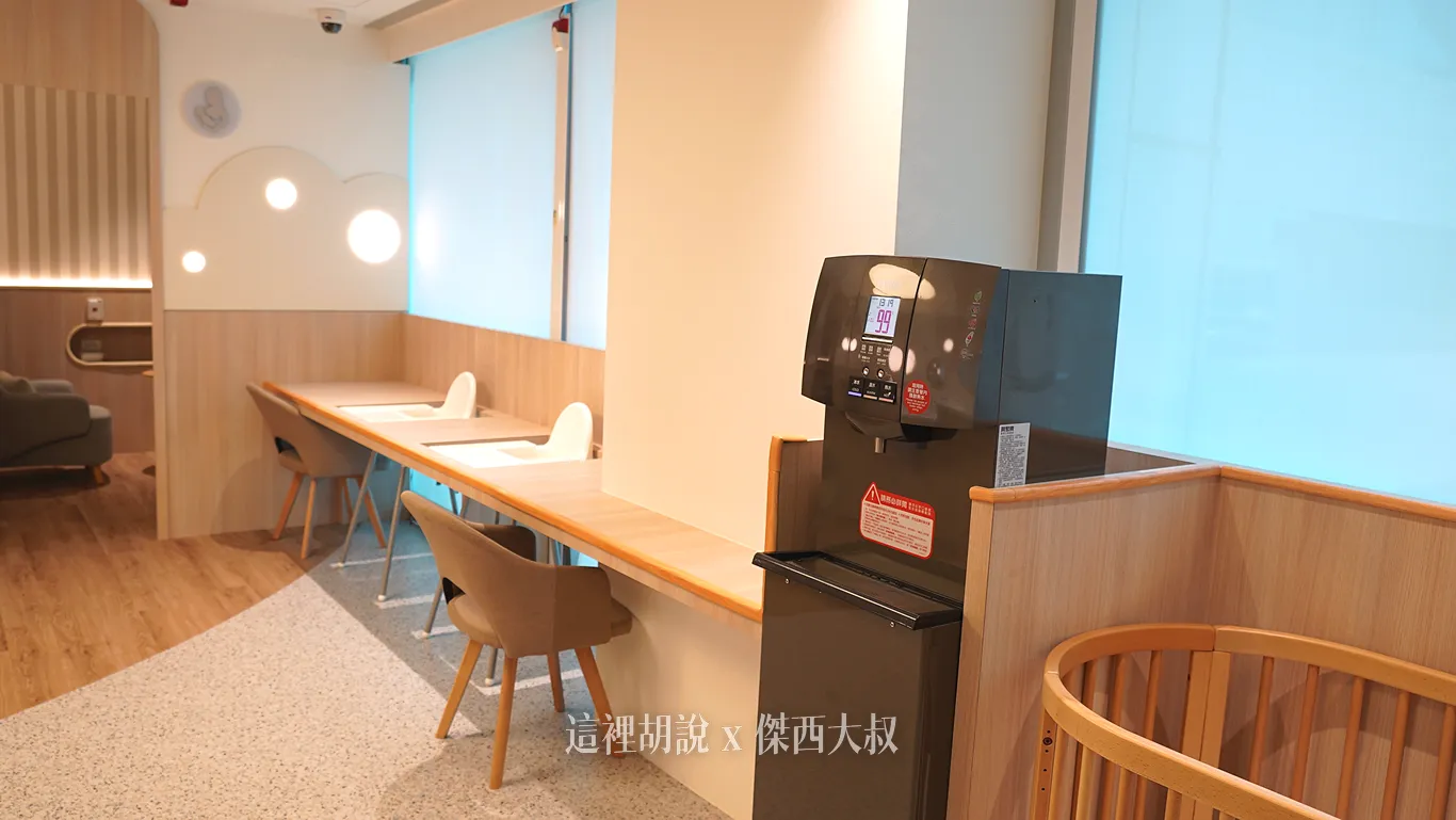 一旁的座位,有兒童座椅,可以方便餵小朋友(有嬰兒座椅) 一旁的座位,有兒童座椅,可以方便餵小朋友(有嬰兒座椅)