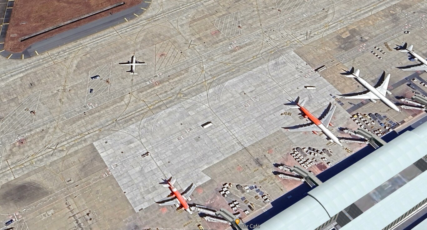 剛好GOOGLE EARTH 拍到的這台飛機（左上角）就是長榮飛機撞到的所在位置