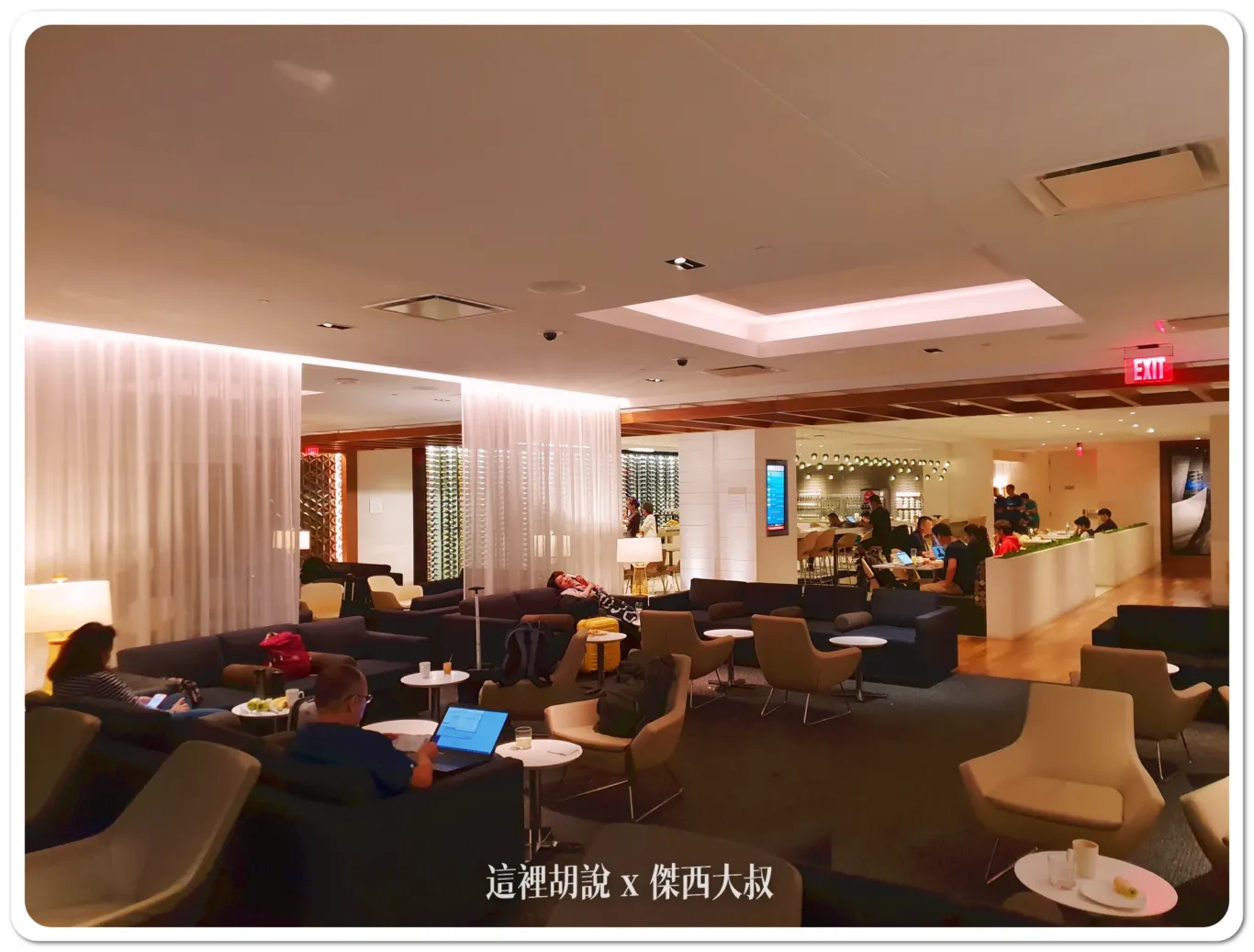 座位數量非常多，可以選擇需想要使用不同機能的區域