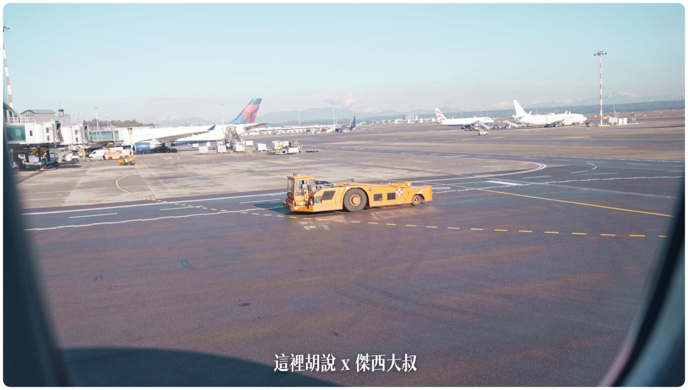 那些你會在飛機四周看到的車 機場各種地勤作業車輛 油.電.水.氣 各類運輸：飛機拖車