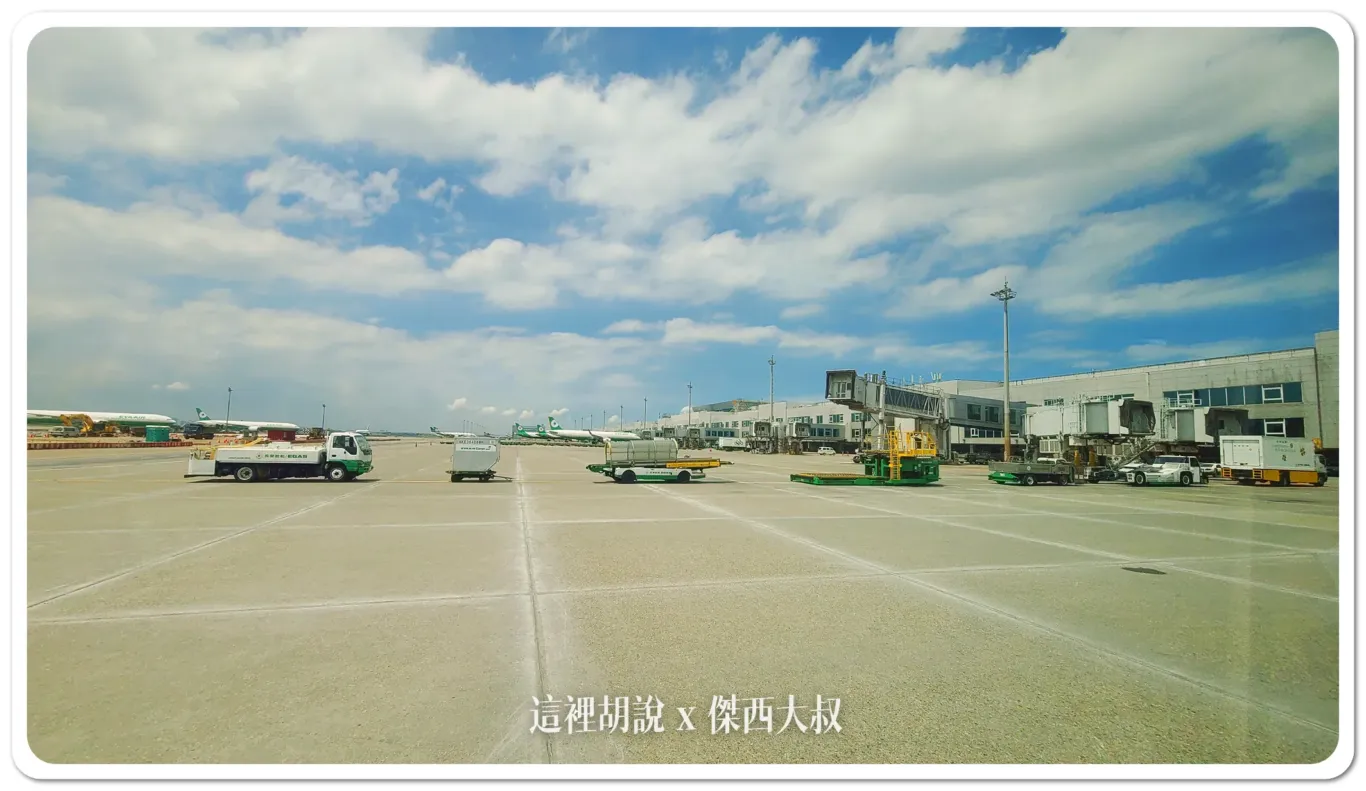 左邊三台（由左至右）水肥車（黑水車）、行李拖車、滾帶車（從左到右）