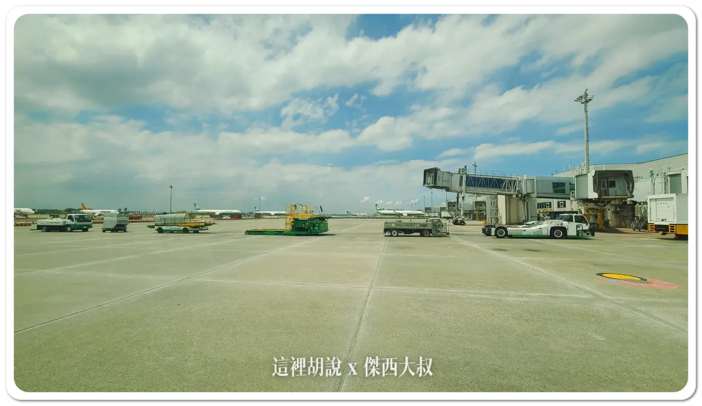 右邊三台（由左至右）腹艙裝卸車，水車，無桿拖車（螃蟹車）