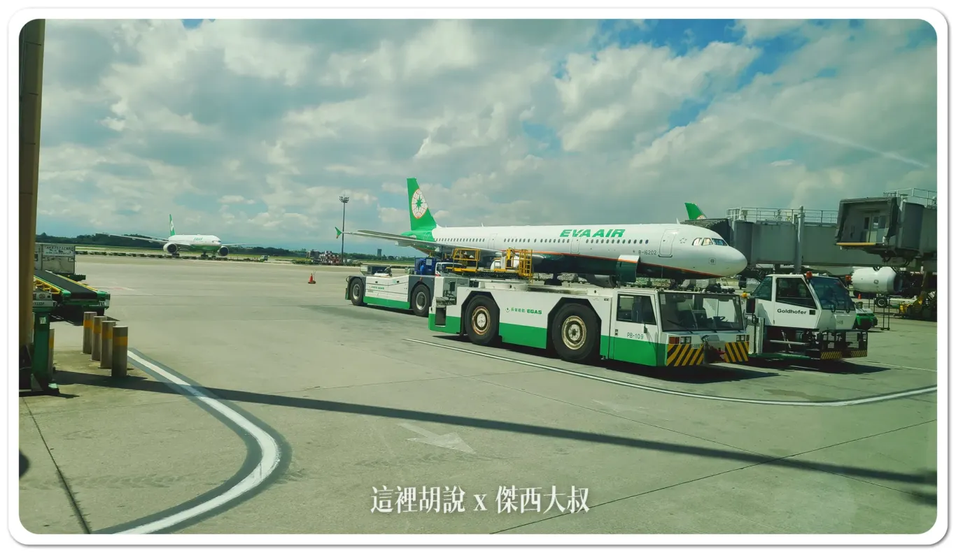 那些你會在飛機四周看到的車 機場各種地勤作業車輛 油.電.水.氣 各類運輸：飛機拖車