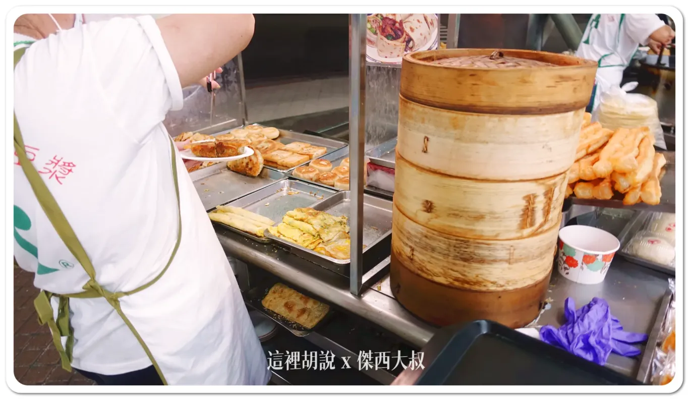 想吃什麼，會有工作人員幫你夾，並且幫你切好，直接跟他們說就可以了也有小籠包類的產品