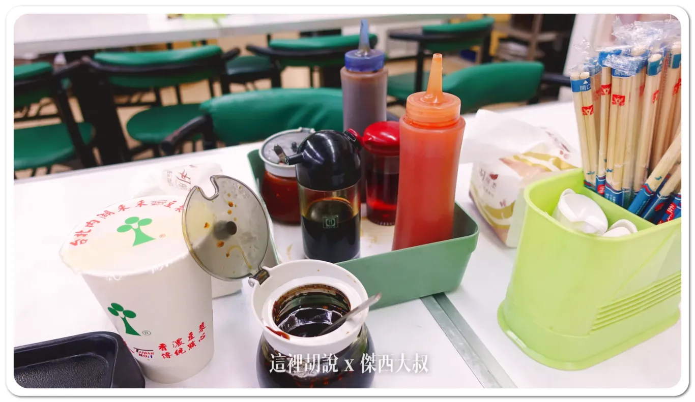 桌上琳瑯滿目的醬料傑西推的是辣椒油還有這打開的蒜頭醬油但還是也必須說，以前蒜頭會加超多，現在加不到一半真的是時代的眼淚