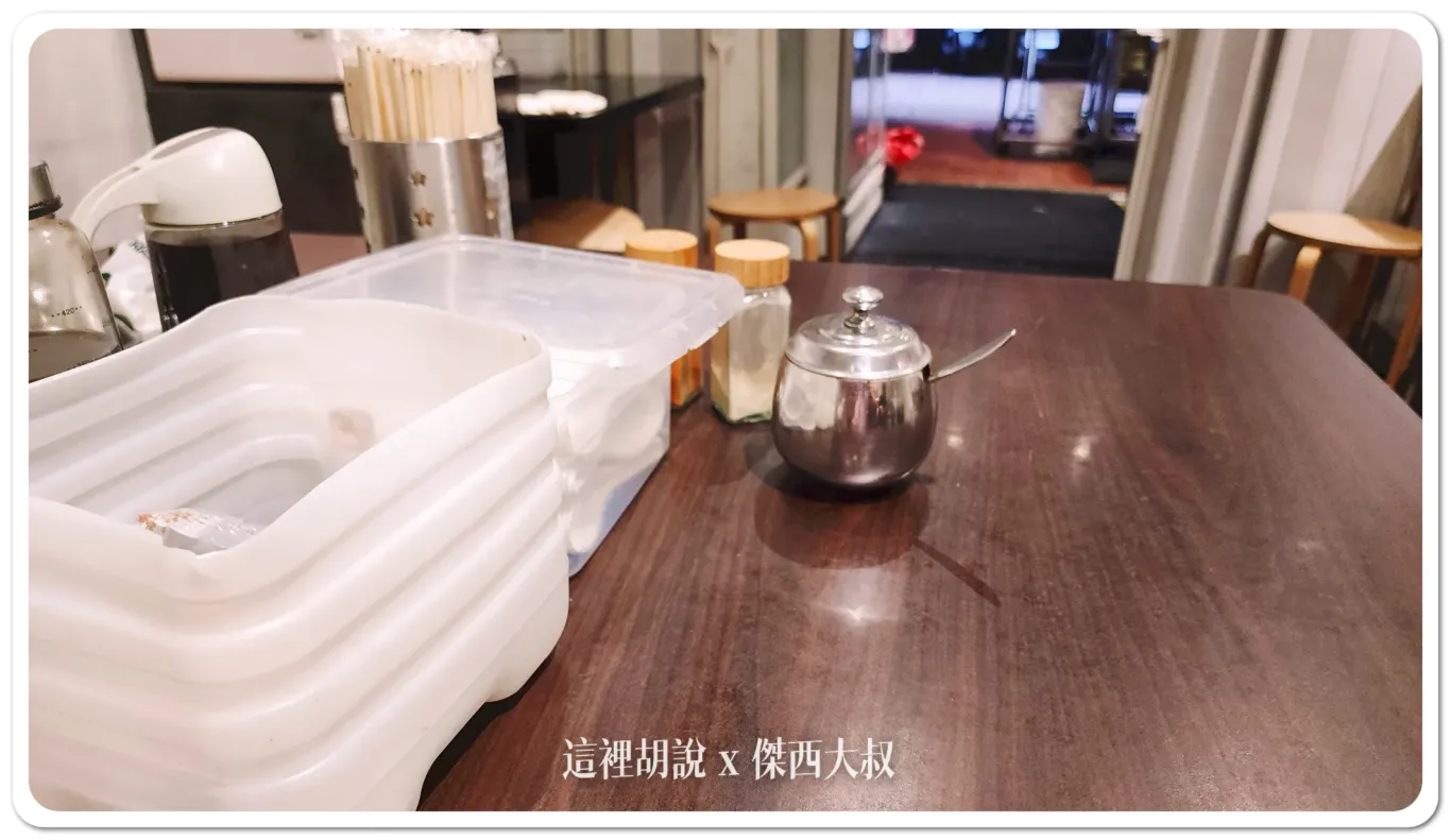 桌上這個就是他們自己炒的辣豆瓣，不太辣