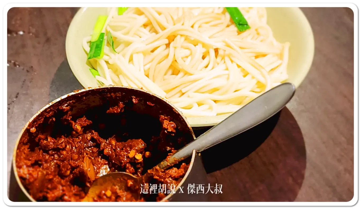 他的乾麵很簡單，沒有加太多調味推薦就是桌上的辣豆瓣