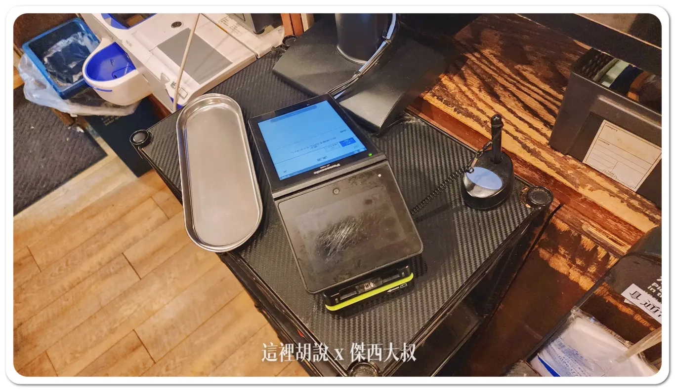 這款PANASONIC出的刷卡機很常出現但這台沒有印感應的LOGO，就是沒支援但這台硬體上是有支援感應的，就要看信用卡收單銀行有沒有開啟