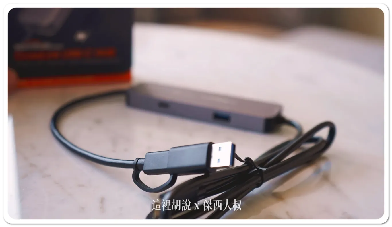 在WINDOWS這端的頭，設計是TYPE-A跟TYPE-C雙用，可以配合實際需求直接切換。