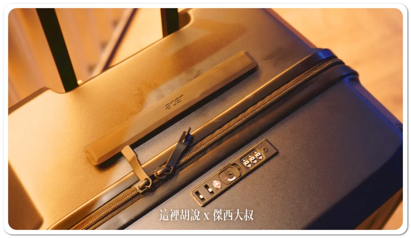TSA海關鎖位於行李箱的上方