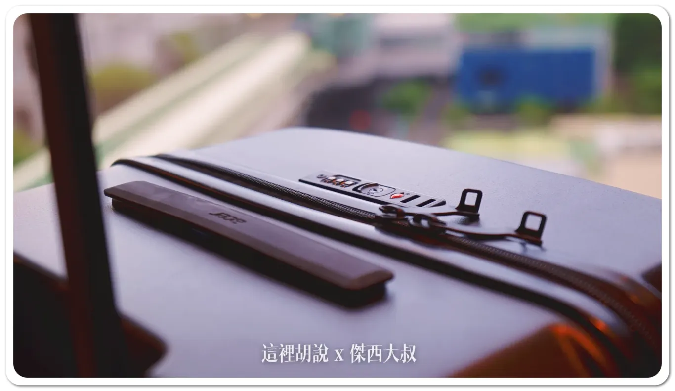 上方的提把則是黑色沒有跳色