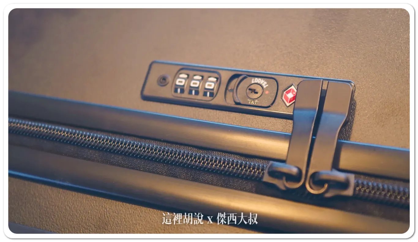 TSA密碼鎖（那個鑰匙孔是給海關使用的）