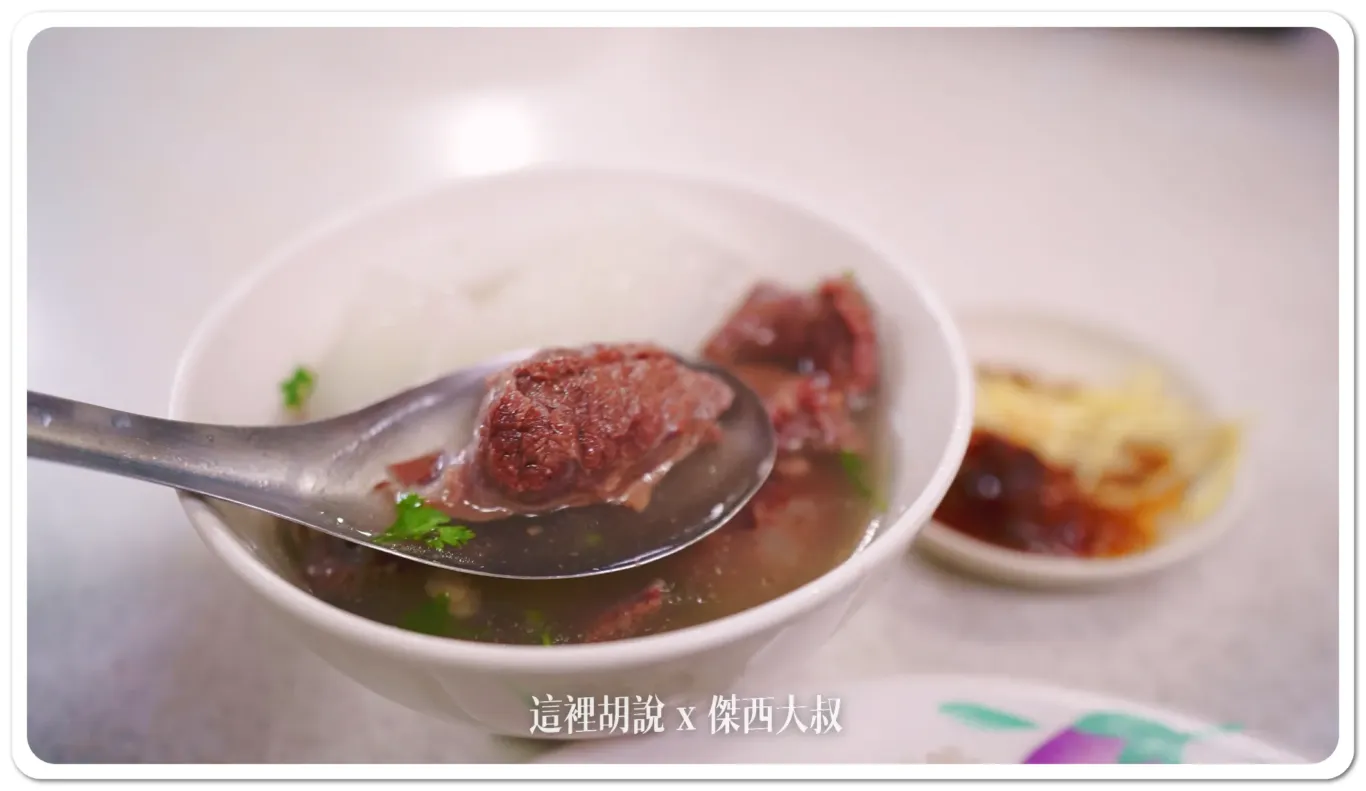 因為加了很多的蘿蔔，他的牛腩已經變的非常軟切法是厚切的方式，但是肉質不會過於老